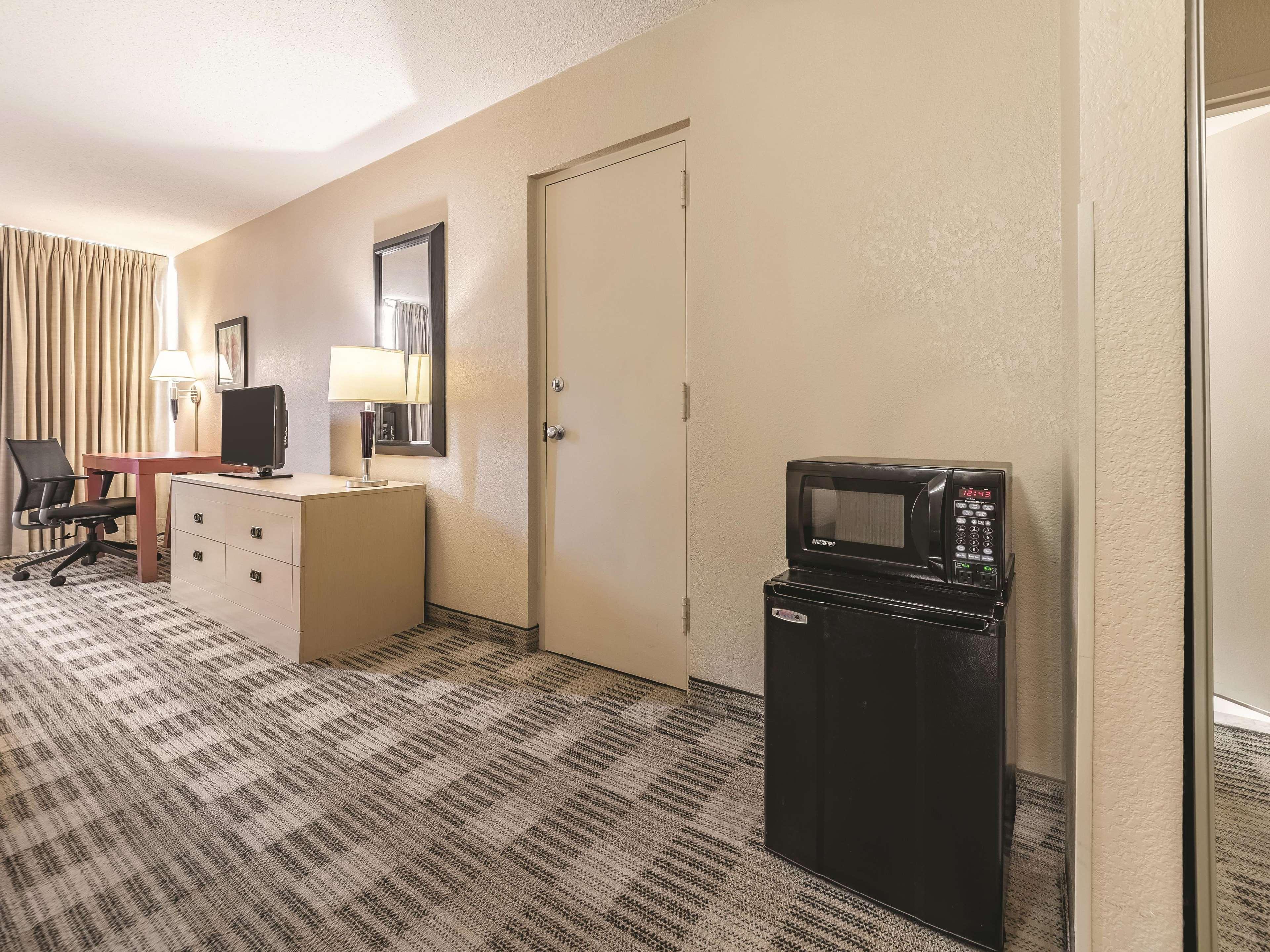 Ramada Inn By Wyndham Fairfield Nj Extérieur photo